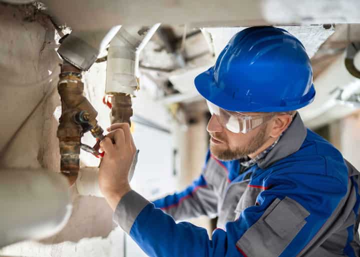 water repair expert fixing a pipe in Brandon, FL